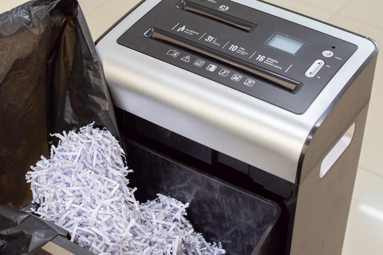 Shredding machine with shredded paper